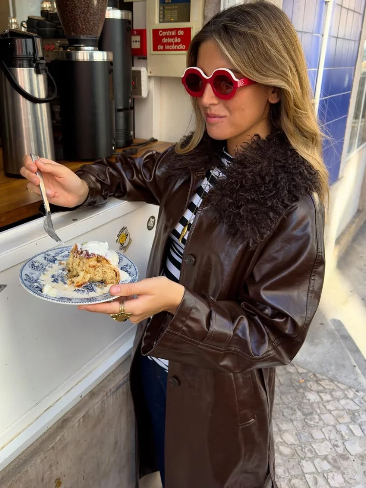 Giacca da donna in pelle patchwork con collo in pelliccia casual Moda manica lunga con lacci Cappotto lungo ampio 2025 Lady High Street Chic Outwear