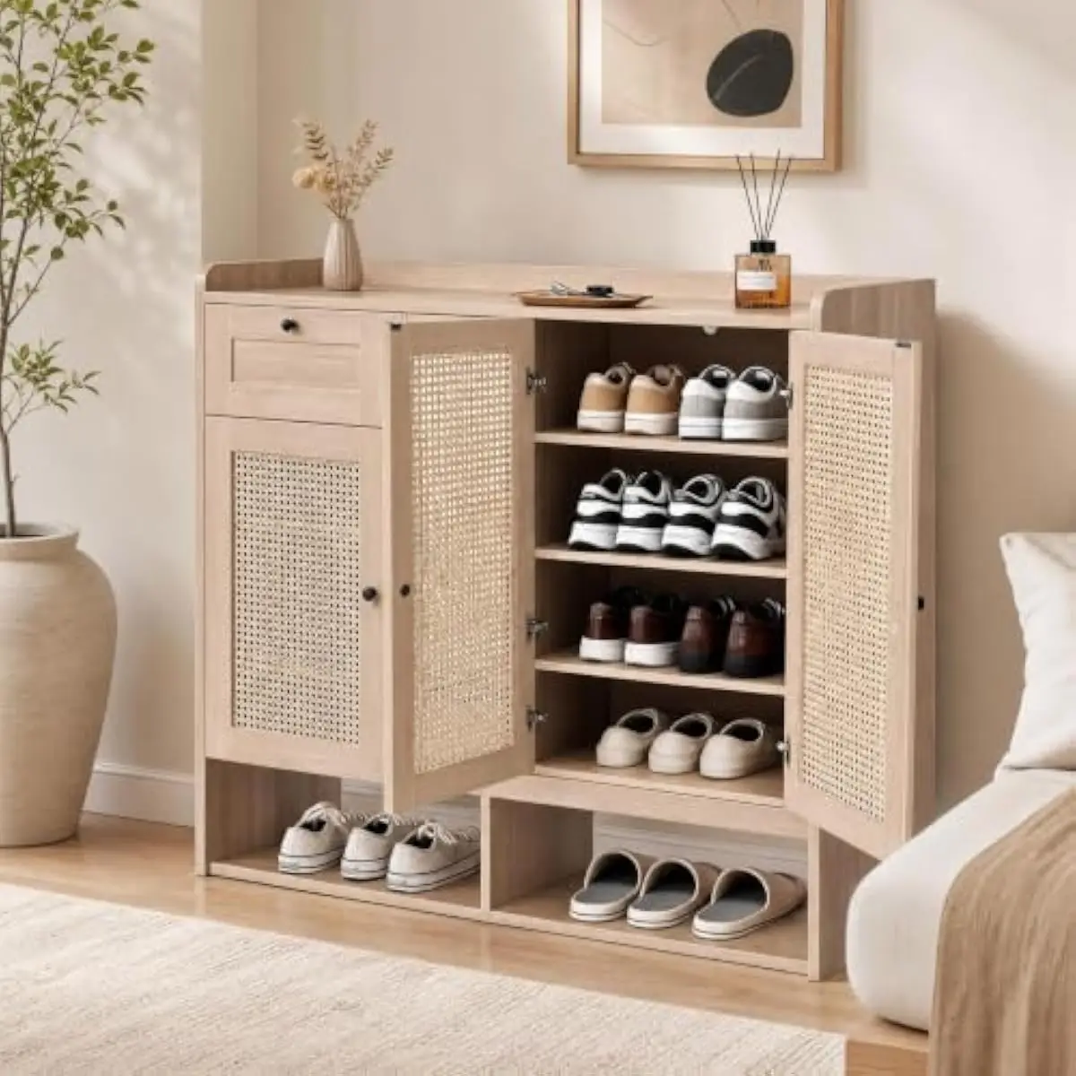 Mueble zapatero independiente con puertas arqueadas y tres niveles ajustables, además de un cajón, con capacidad para hasta treinta pares de zapatos.