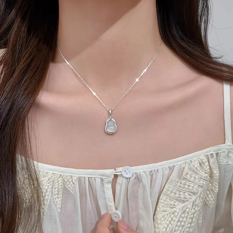 

999 foot silver chalcedony gourd necklace for women, light luxury, niche collarbone chain, neck chain give away to beloved girls