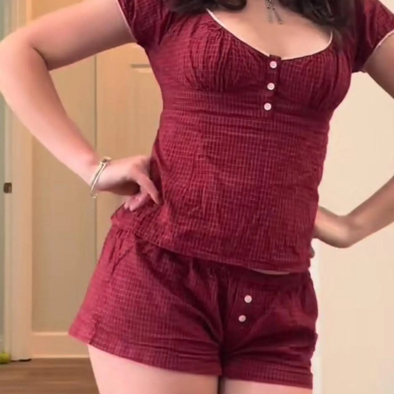 

Короткий комплект из двух предметов: красная хлопковая блузка в клетку с пышными рукавами и льняные шорты с эластичной резинкой на талии, женские летние винтажные наряды Y2K