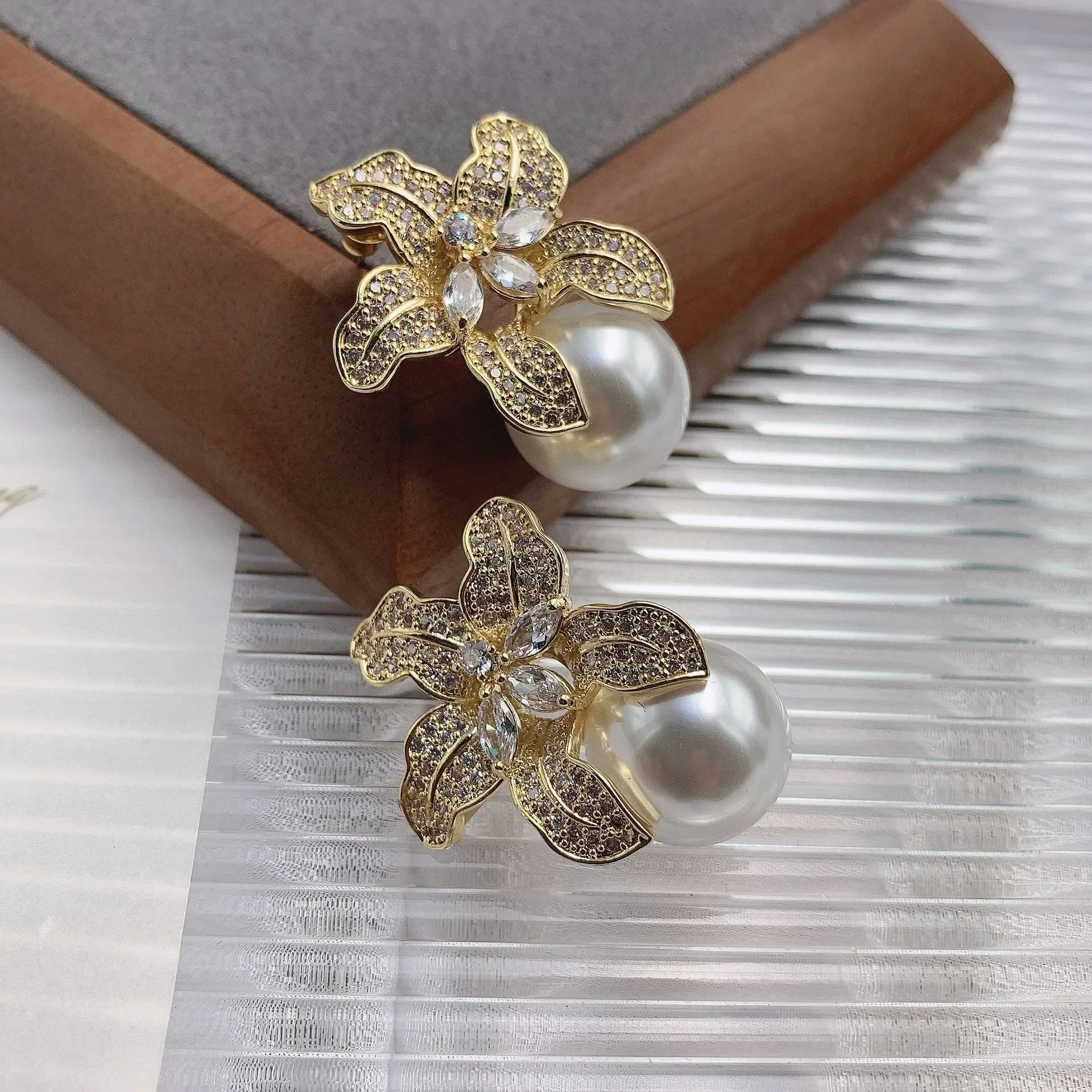 Trendy Gorgeous Flower Imitation Pearl Earrings Women Luxury Inlaid Sparkling CZ Stone Wedding Jewelry Gift  Earings for Women