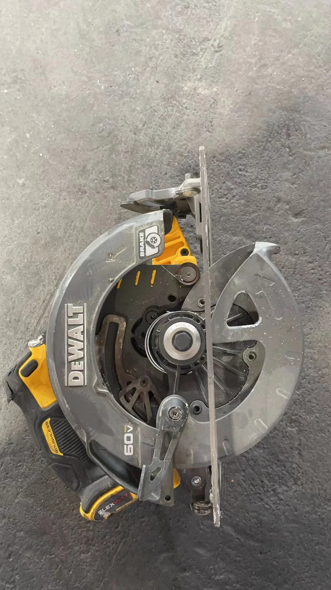 

USED DEWALT DCS578 FLEXVOLT 60V MAX Cordless Brushless 7-1/4 in. Circular Saw