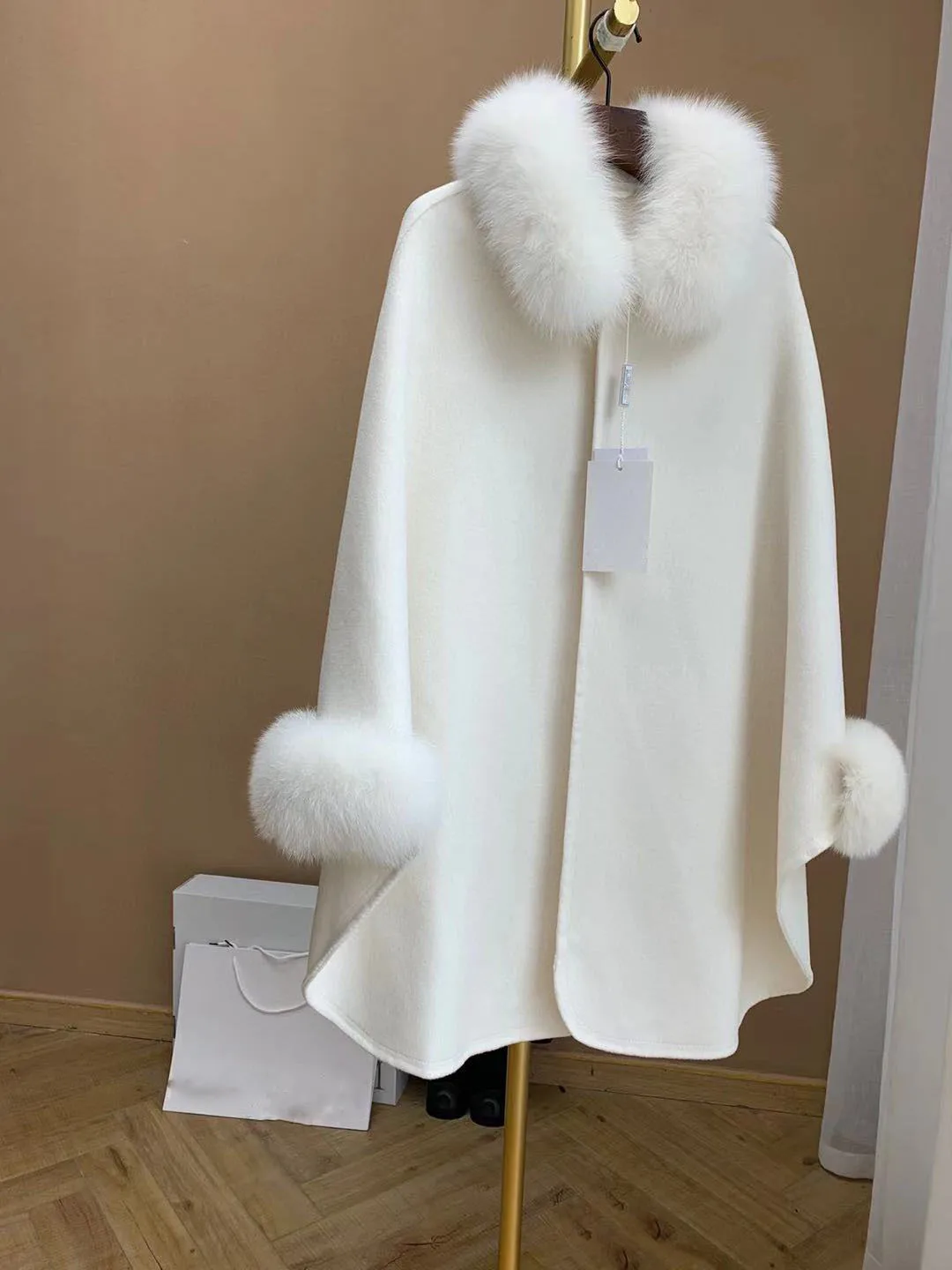 

2023 Woolen fur,Women's fashion Luxury Real Fur poncho coats Warm cashmere blend coats with Natural fox fur collar