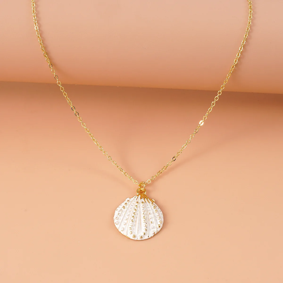 Women's Fashionable Ocean-Themed White Shell Pendant Necklace Gold Color Chain Jewelry Accessory Element