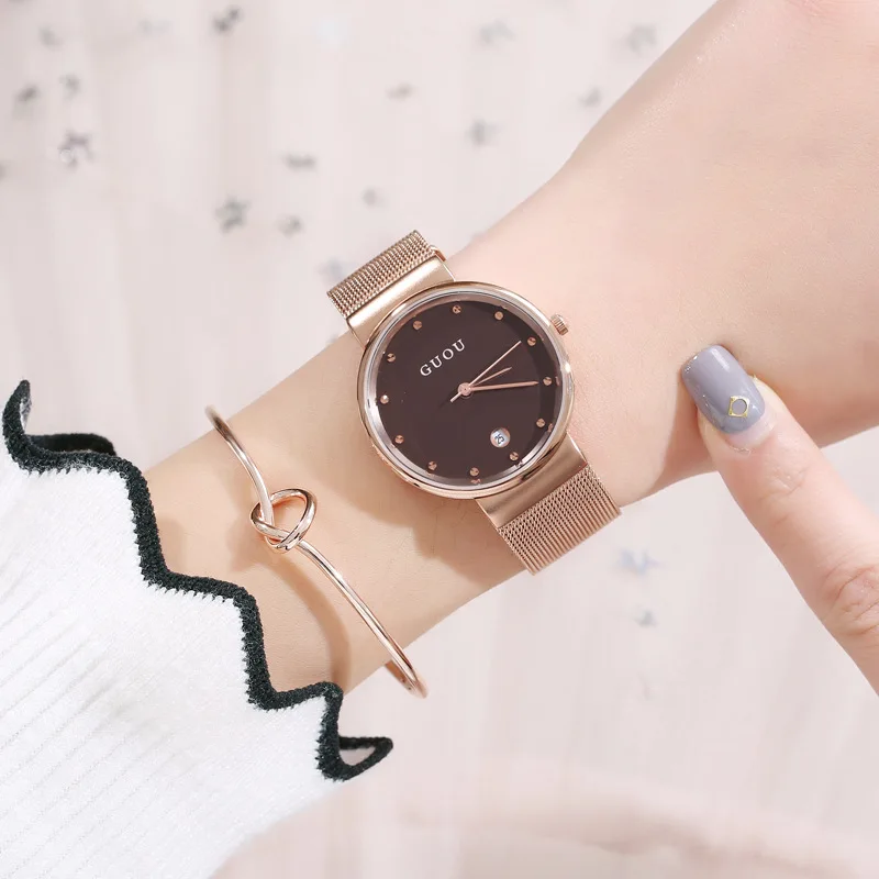 ساعة نسائية جديدة أنيقة وعصرية مع سوار فولاذي مقاوم للصدأ بتصميم بسيط ومينا مرصعة بالألماس. هدية مثالية للنساء.