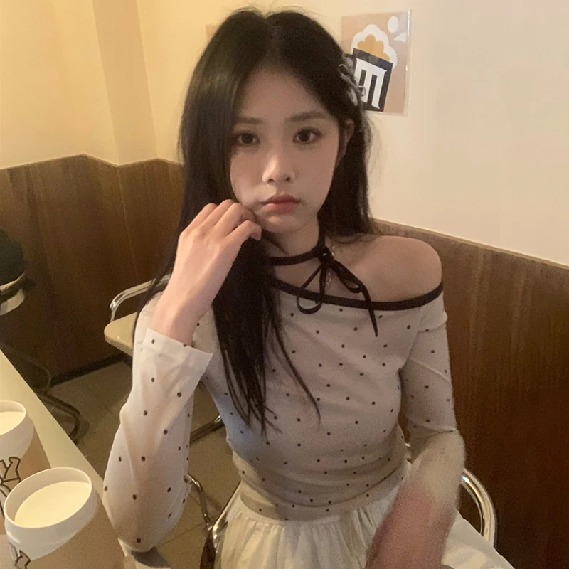 Camiseta de manga larga con lunares y lazo para mujer, top adelgazante y que abraza la figura con hombros descubiertos, Top corto y caliente para chica