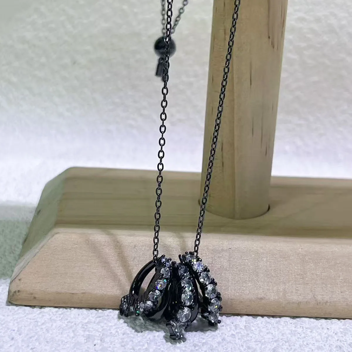 2026 جديد أسود كريستال مجموعات مجوهرات الأسود مخلب على شكل الأذن كليب الأصلي هندسية حلقة قلادة القرط Charms هدية للنساء