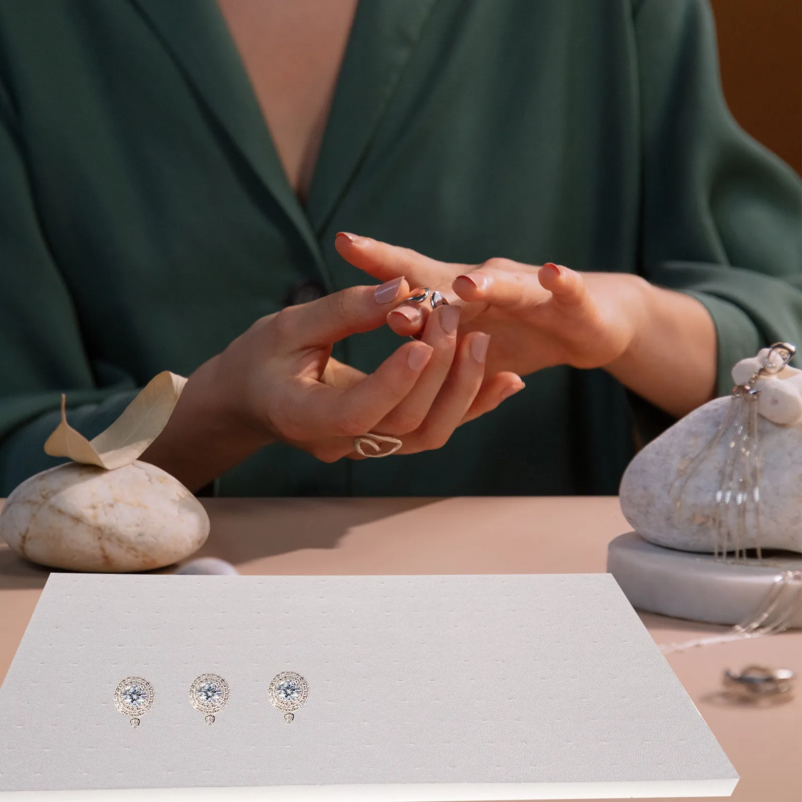 

Многофункциональный органайзер-губка для украшений: подставка для серег, колец, брошей, идеально подходит для хранения и демонстрации в домашних условиях