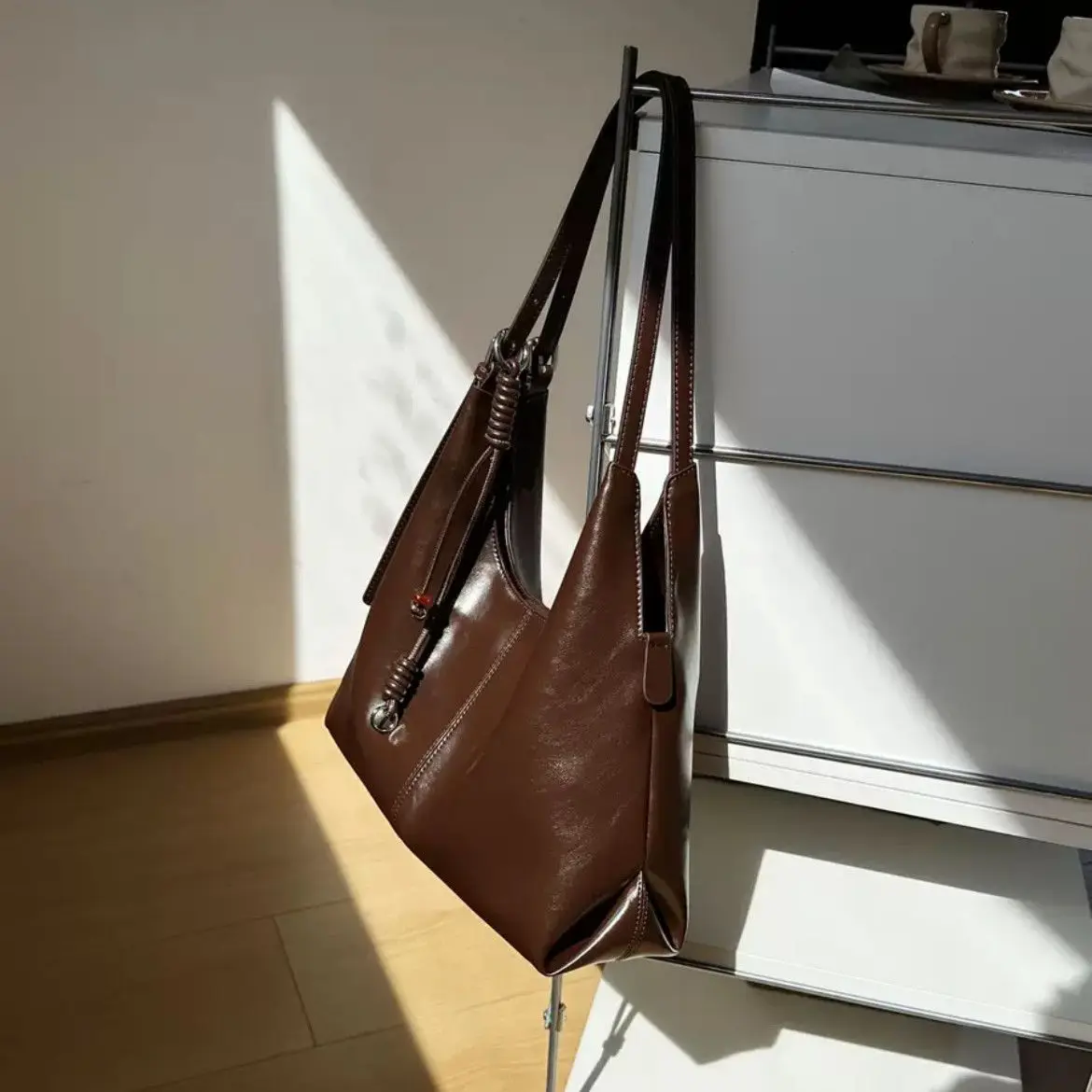 

Women's Fall New Bag 2025 Retro Fashion New Single Shoulder Armpit Bag Female Commuter Senior Large Capacity Tote Bag