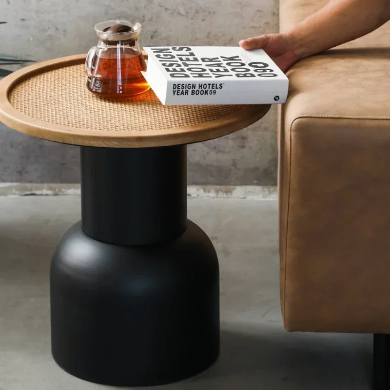 

Vintage Side Table Bedside End Desk with Woven Rattan Desktop Retro Round Coffee Table Iron Accent Table Living Room Furniture