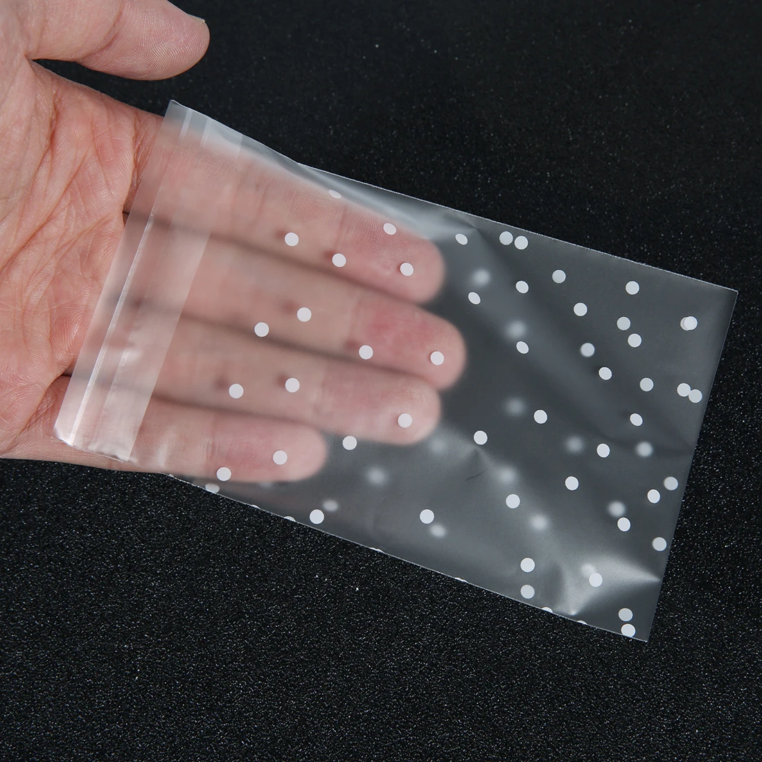 100 Stück transparente Zellophan-Süßigkeitstüten aus Kunststoff, selbstklebend, weiß gepunktet, für Süßigkeiten, Kekse, Geschenktüten für Hochzeit, Geburtstag, Party – Detail 3