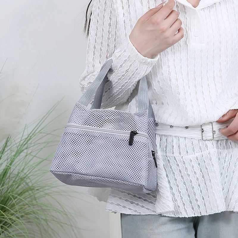 Torba na kosmetyki o dużej pojemności, stylowa i wytrzymała konstrukcja z siatki do podróży i sportu.