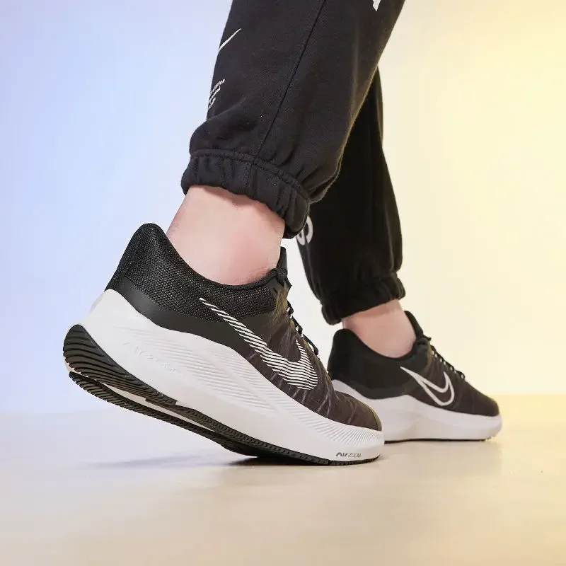 حذاء الجري Nike Zoom winflo 8 Low Top مريح ممتص للصدمات للرجال والنساء باللون الأسود