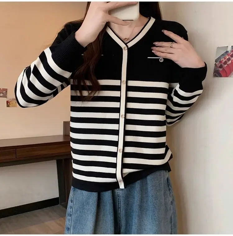 Popular Contrasting Striped Knitted Sweater with a Stylish and Loose Fit Slimming Effect Fashionable Pullover Knitted Base Top