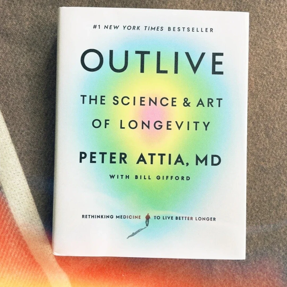 Outlive بقلم بيتر أتييا كتاب العلوم وفن طول العمر بغلاف ورقي باللغة الإنجليزية