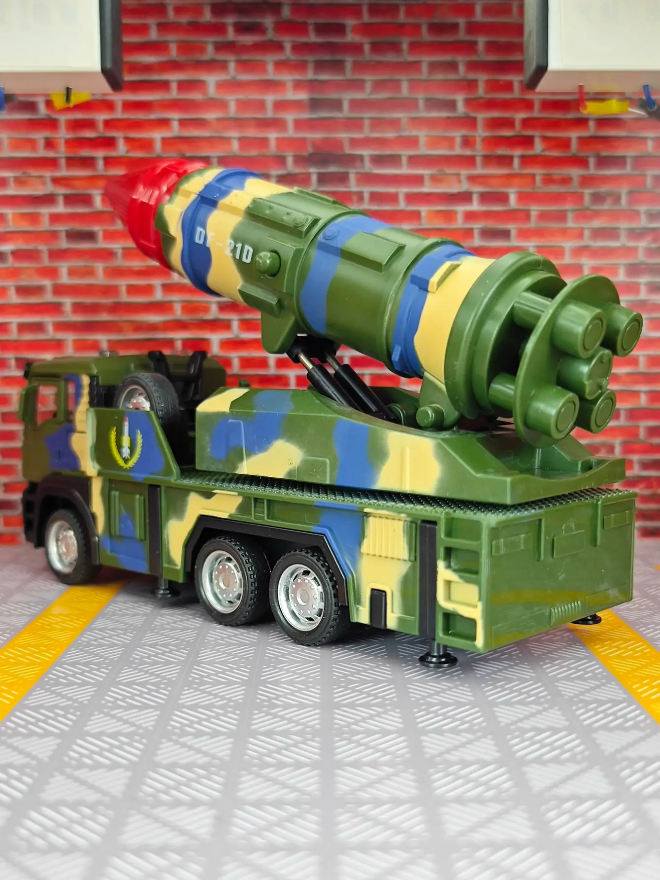 Das Simulationsraketenwagen-Legierungsautomodell im Maßstab 1:50 verfügt über simulierte Ton- und Beleuchtungsfunktionen, reiche Details und feine Verarbeitung