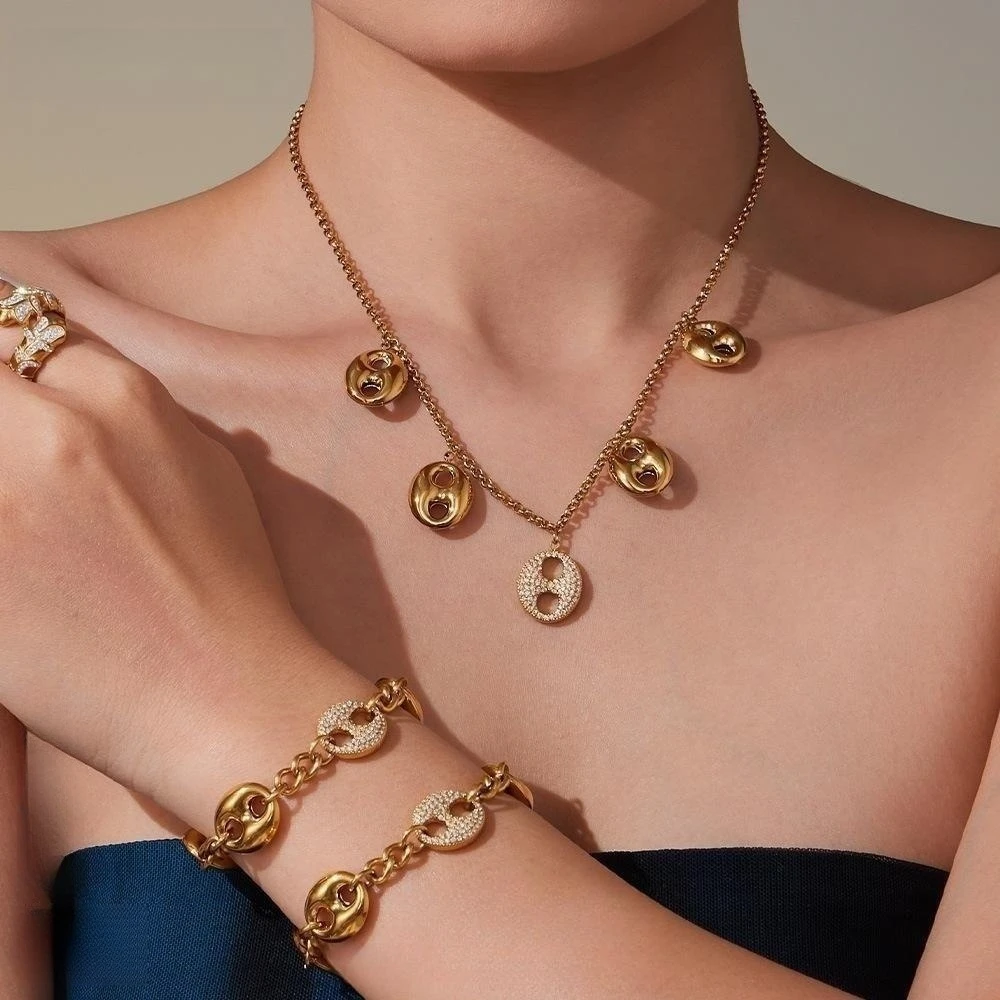 

Titanium Steel Hypoallergenic Pig Nose Pendant Necklace Women’s Zircon Decor Adjustable Chain Fashion Jewelry