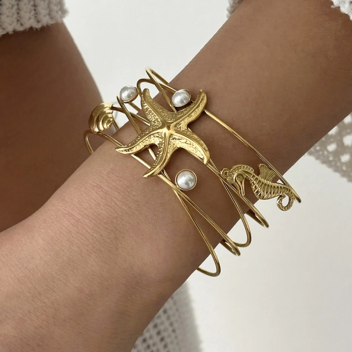 Mehrliniger Armreif aus Edelstahl mit Seestern-, Muschel-, Quallen-, Seepferdchen-, Sonnen- und Schildkrötenmotiven für Damen und Herren, Sommer-Schmuck. – Detail 17