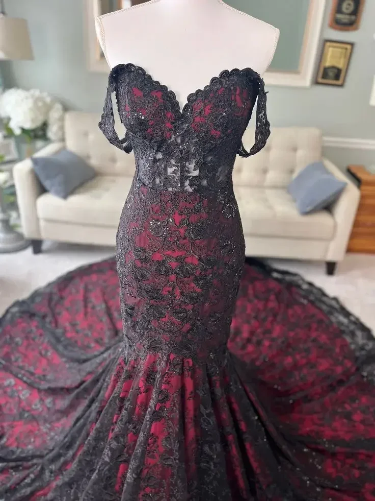 Vestido de novia gótico Burdeos y negro con envoltura fuera del hombro, Vestido de novia de trompeta de encaje, tren de la capilla, Vestido