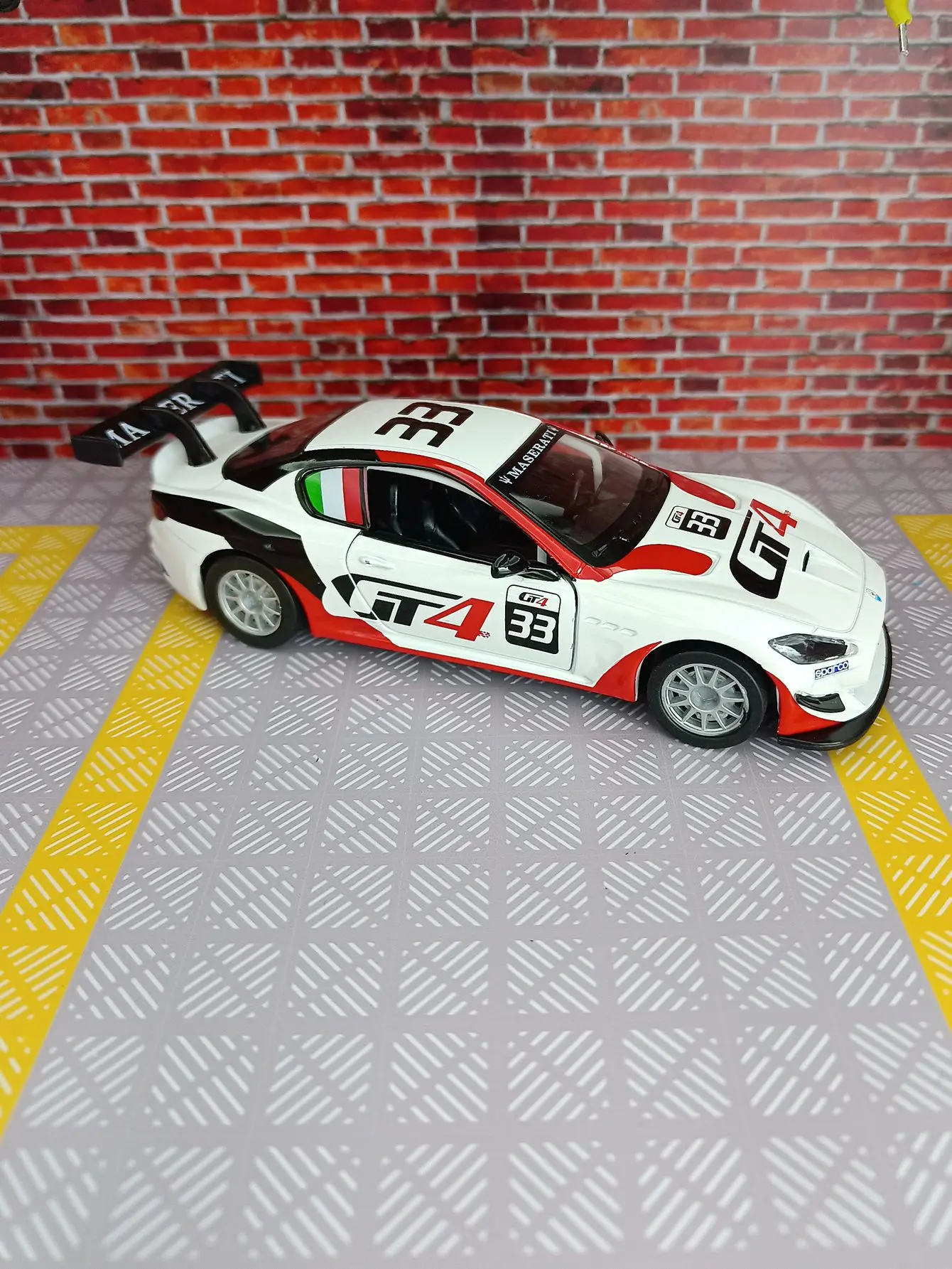 Modelo de coche de aleación Maserati GranTurismo MC GT4, escala 1:32, con luz de sonido extraíble, colección de regalos para niños, modelo de juguete fundido a presión