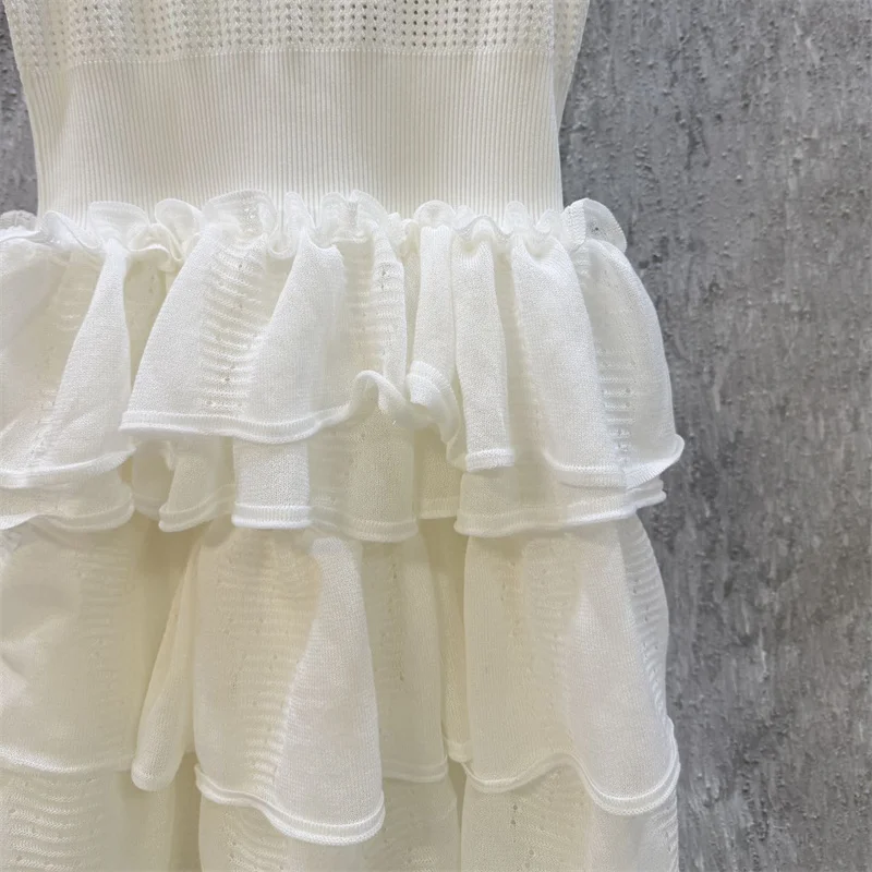 Immagine 5: Abito da donna nuovo in maglia elasticizzata, mini abito slim per l'autunno 2026, abito corto senza maniche con volant a strati, abito da festa scavato