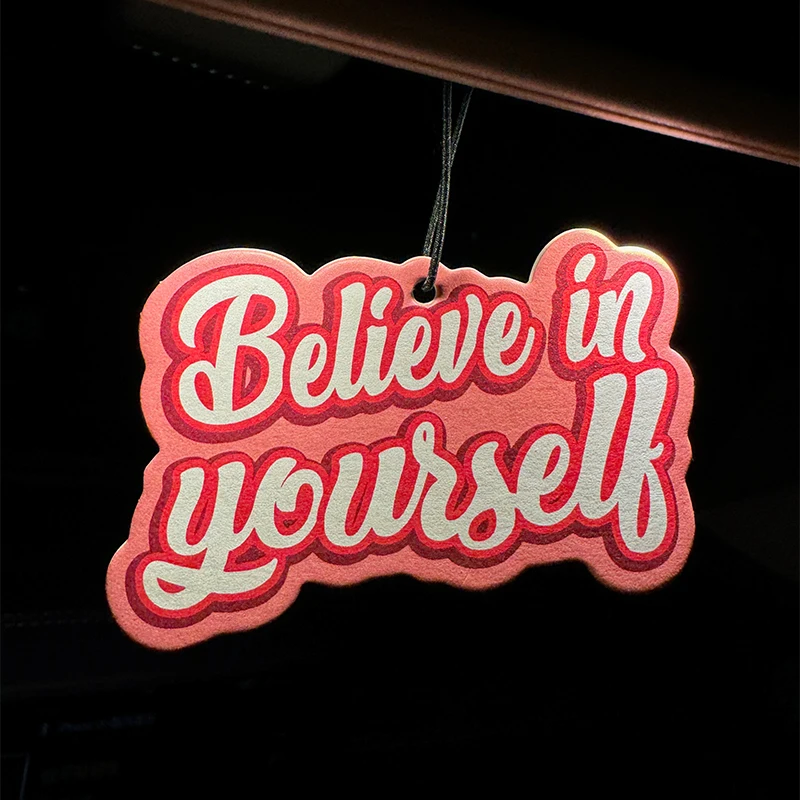 Cree en ti mismo, fresia de color rosa y aroma de pera inglesa (trendencia internacional) Ambientador para automóvil | Colgante para espejo retrovisor y clip de ventilación de aire de doble propósito | Tabletas de aromaterapia de material natural | Fragancia duradera durante 90 días | Sin alcohol | No tiene miedo del sol | Diseñado específicamente para desodorizar automóviles, armarios y baños. | Patrones de animación de dibujos animados | Unisex | Fragancia de lujo