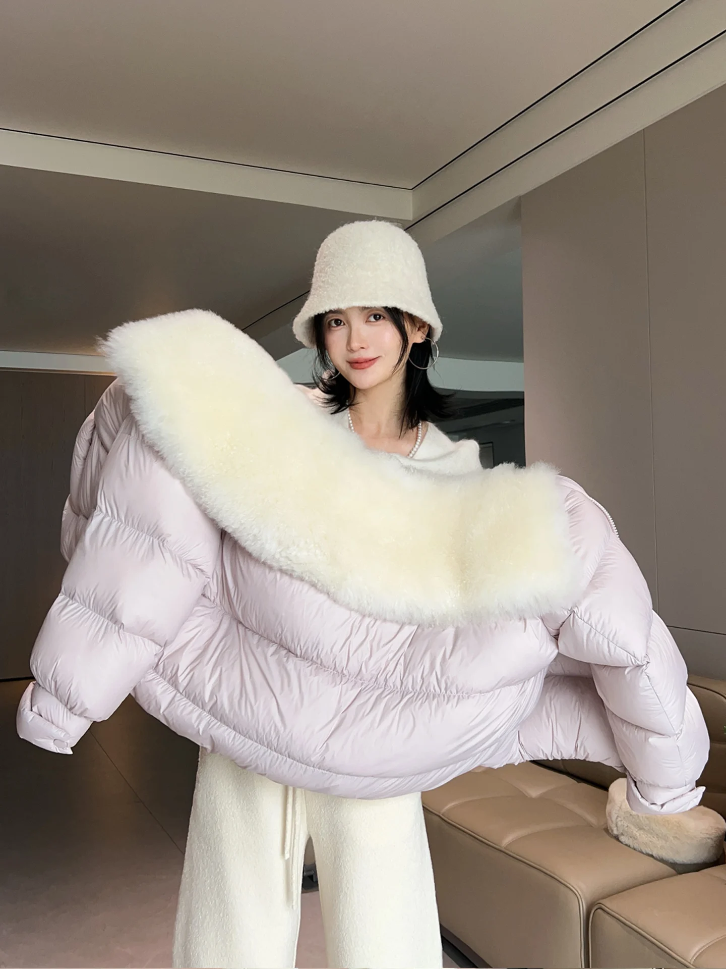 

Новая зимняя модная утепленная короткая пуховая куртка для женщин, свободного кроя, теплая, с наполнителем из гусиного пуха, с воротником из овечьей шерсти, повседневное пальто