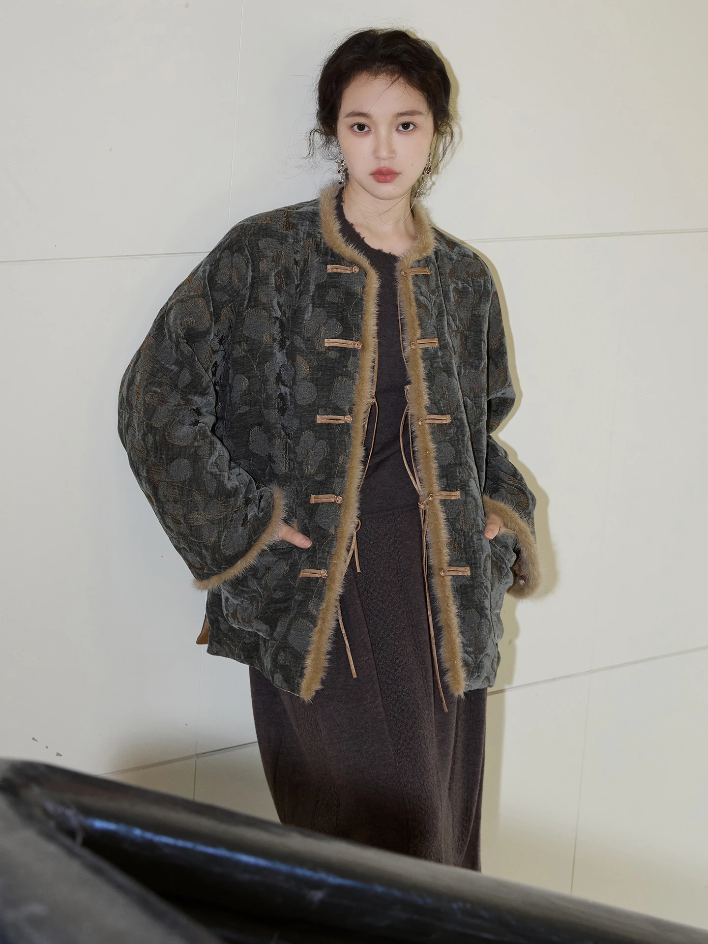 

Новая китайская хлопковая куртка-жакет двусторонняя, с отделкой из норковой полоски, с большими карманами, женская, в стиле ретро, с вышивкой.