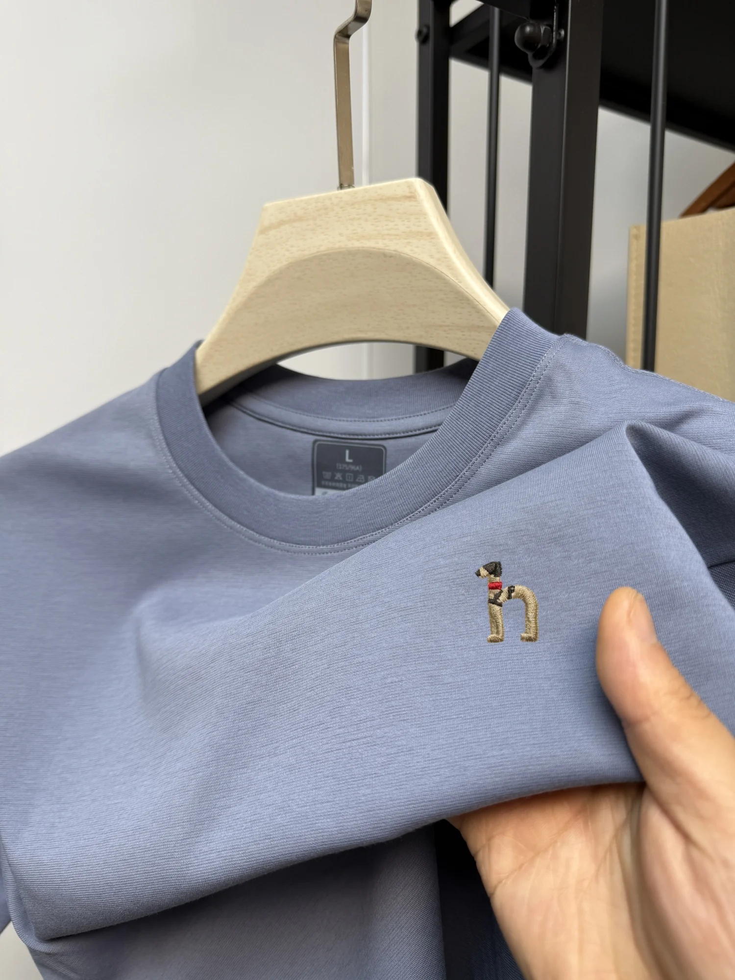 Embroidery Premium - Premium Herren Baumwoll-T-Shirt mit Niedlicher Hundestickerei,