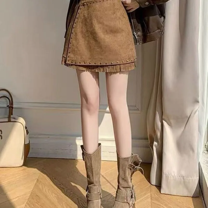 تنورة بنية عالية الخصر تتميز بمسامير ثقيلة من جلد الأيل مخملية للخريف والشتاء طراز ريترو جديد ملمس راقي #6