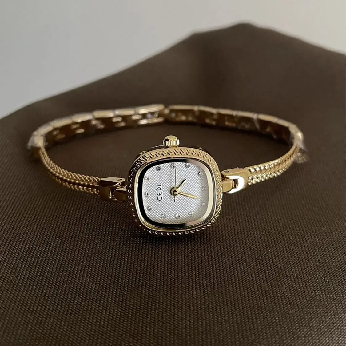 

Роскошные брендовые часы-браслет премиум-класса для женщин. Компактный и изысканный водостойкий тонкий ремешок. Кварцевый механизм. Универсальный стиль.