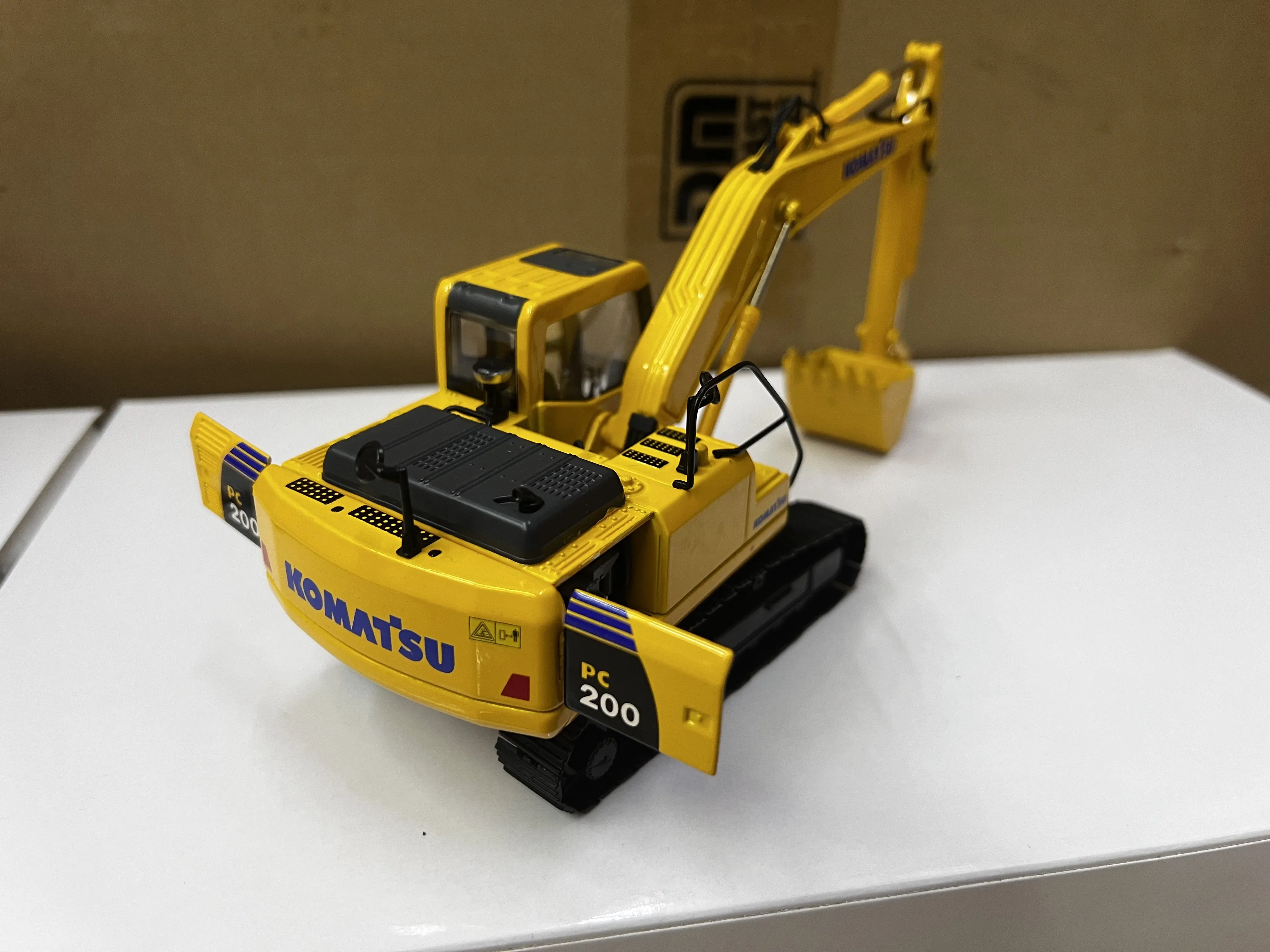 UH Diecast Alloy 1:43 Scale Komatsu PC200-8M0 Excavator Engineering Vehicle Model Adult Classic Toy Souvenir Gift Static Display