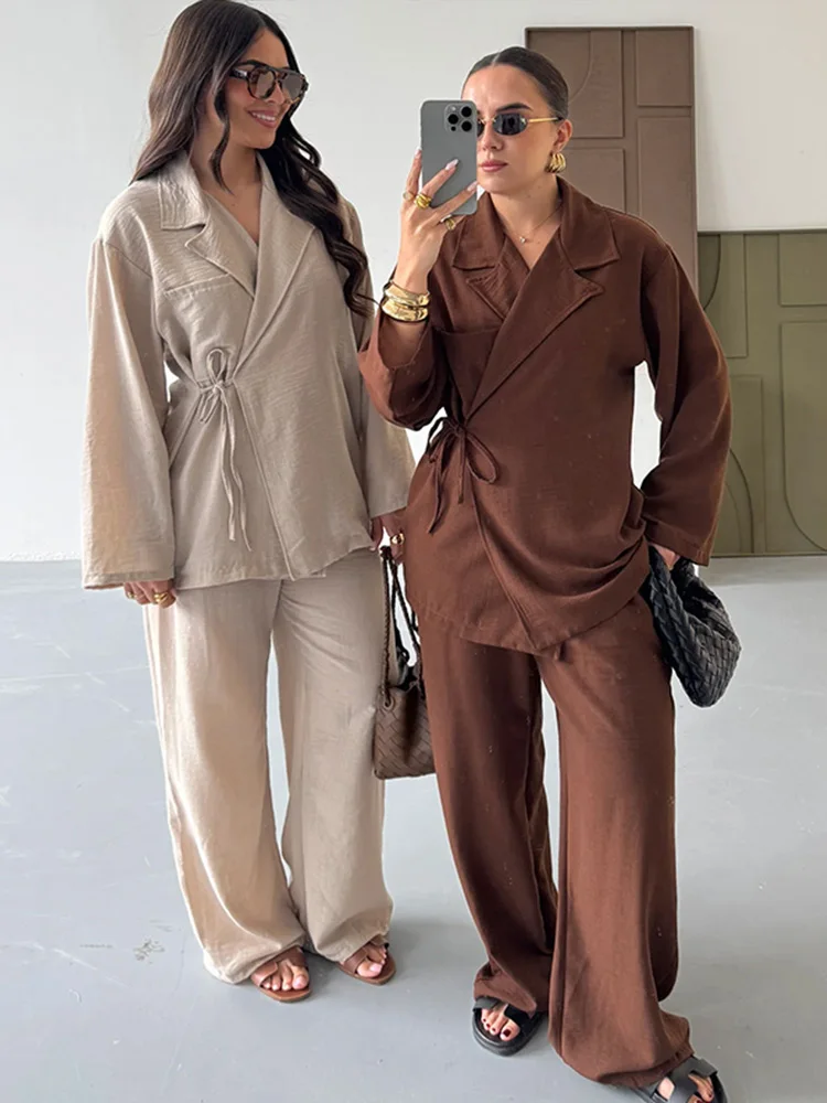 Neue Damen-Outfits: Schicke Anzüge mit Revers, seitlicher Schnürung, langen Ärmeln, Taschen und weiten Hosen – Detail 14