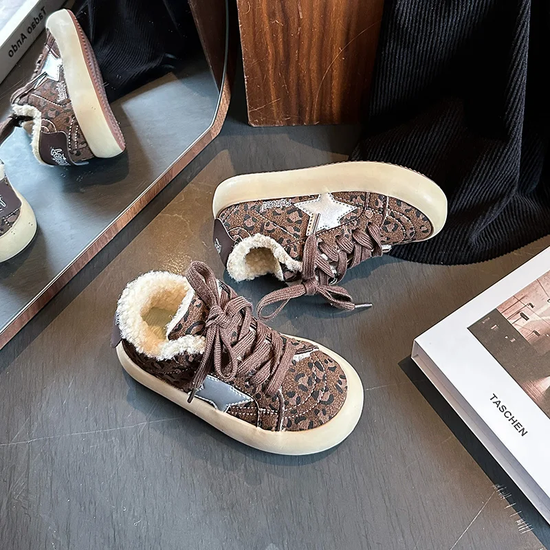 أحذية رياضية مخملية للأطفال موضة شتاء 2025 كورية نمط جديد للأولاد والبنات أحذية رياضية خارجية دافئة متعددة الاستخدامات غير قابلة للانزلاق