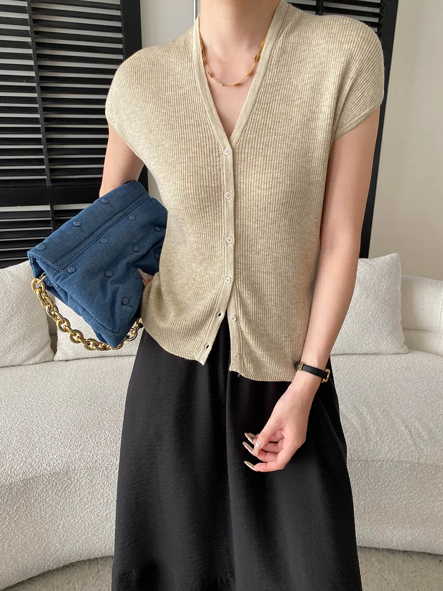 Sommerlicher Damen-Cardigan in unifarbenem, französischem Stil, V-Ausschnitt, figurbetonend, mit Taschen an den Schultern und gestrickten Ärmeln. – Detail 38