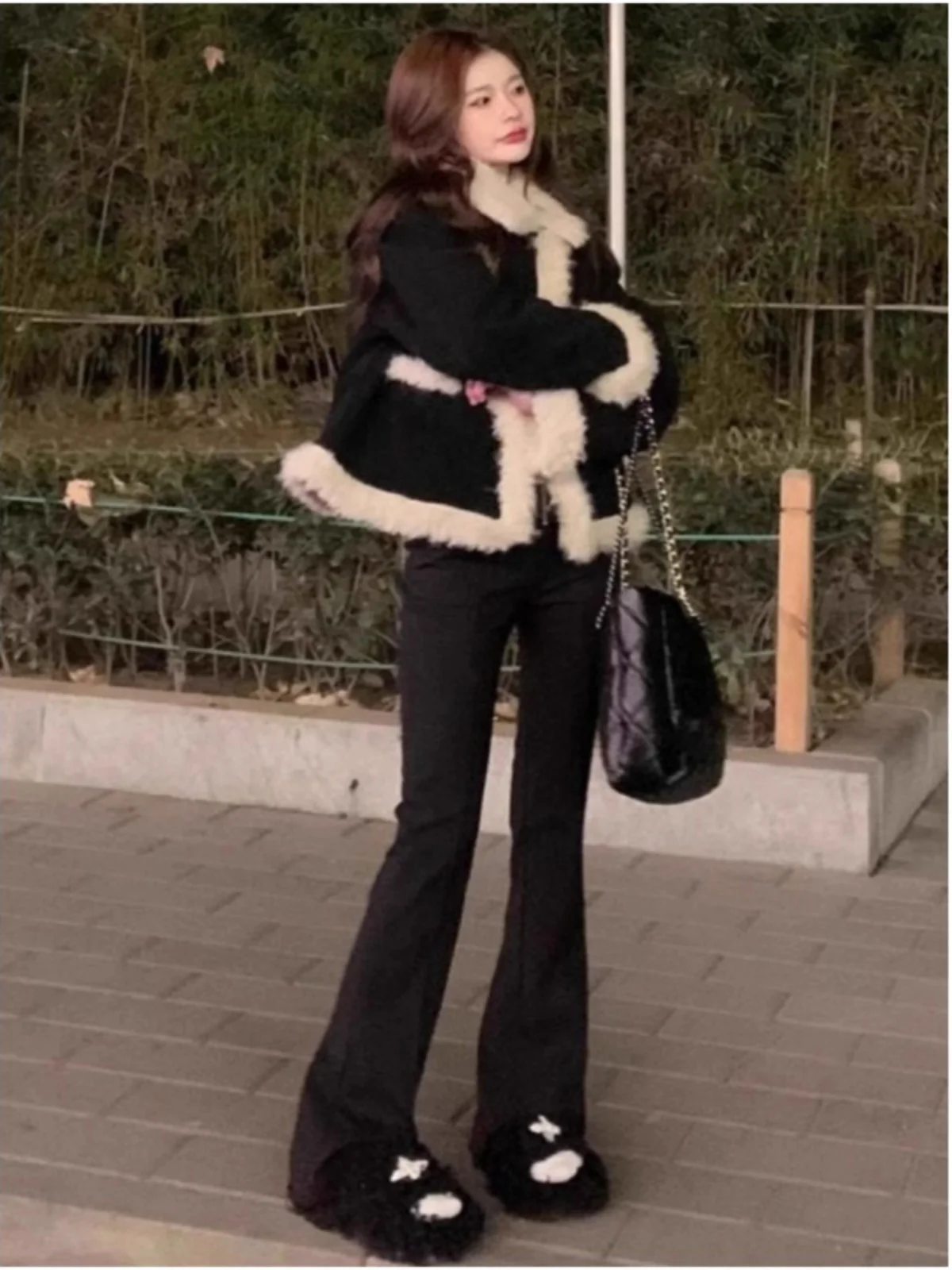 เสื้อโค้ทผู้หญิงทรงหลวมบุผ้าฝ้ายเนื้อนุ่ม แต่งขอบขนแกะ สำหรับฤดูใบไม้ร่วงและฤดูหนาว สไตล์ลำลอง ผ้าหนังแกะ