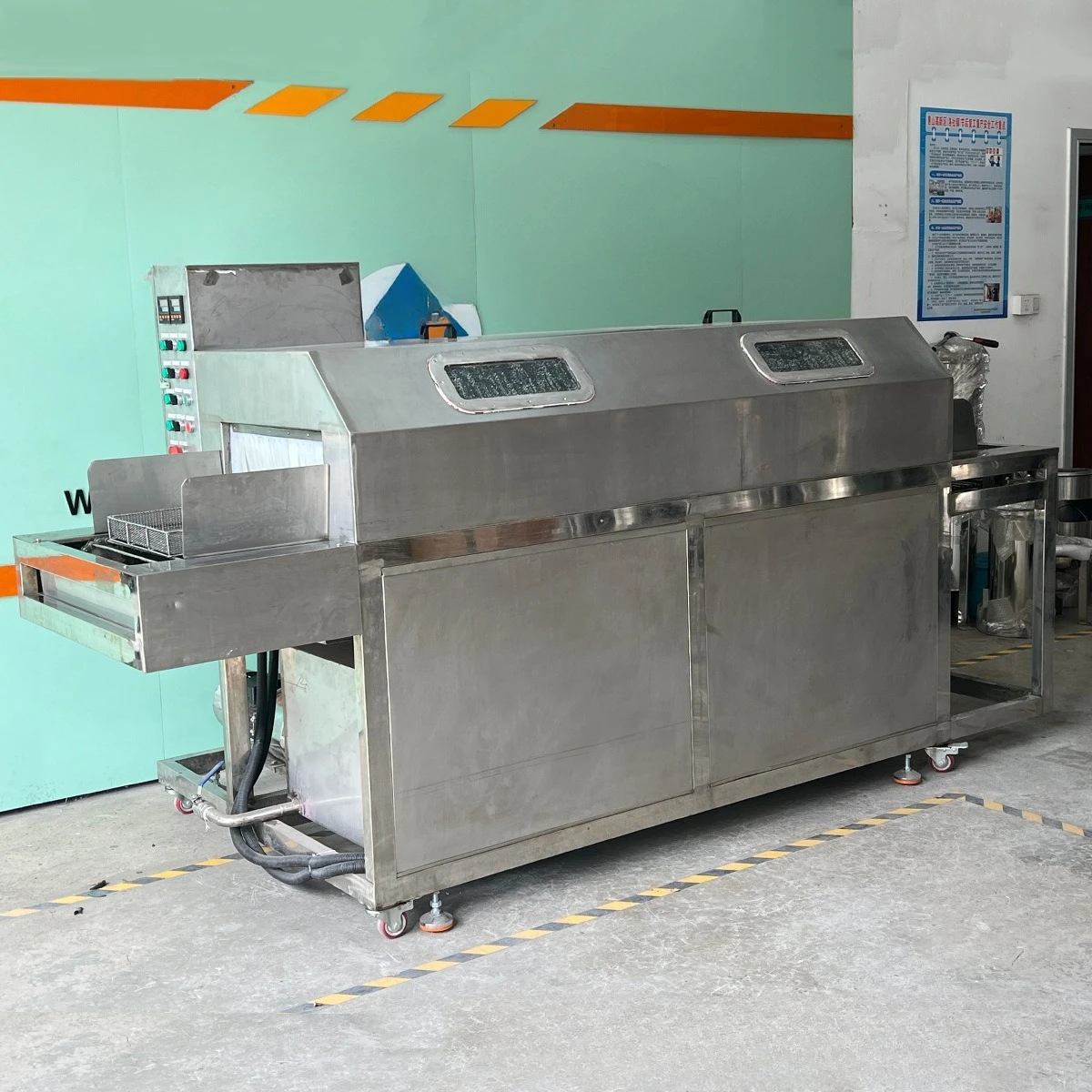- Fully automatic through-type high-pressure spray cleaning machine, fruit and vegetable delivery cleaning equipment -