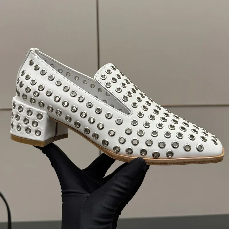 Кожаные лоферы без шнуровки с металлическими заклепками, сексуальные туфли-лодочки на плоской подошве с квадратным носком, новые поступления по индивидуальному заказу, модная женская современная обувь