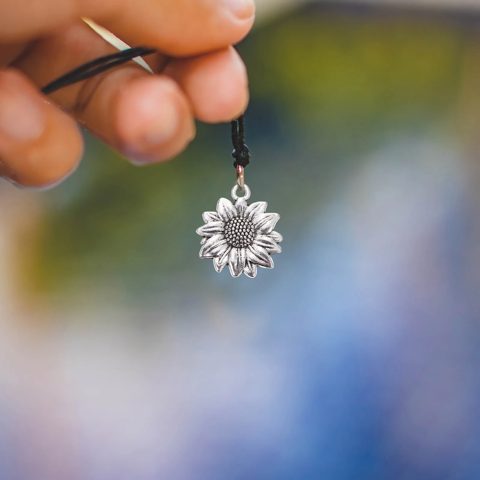 

100Pcs DIY Sunflower Pendant Charms Premium Alloy Material Smooth Finish for Handmade Jewelry Keychain Craft Projects Accessory