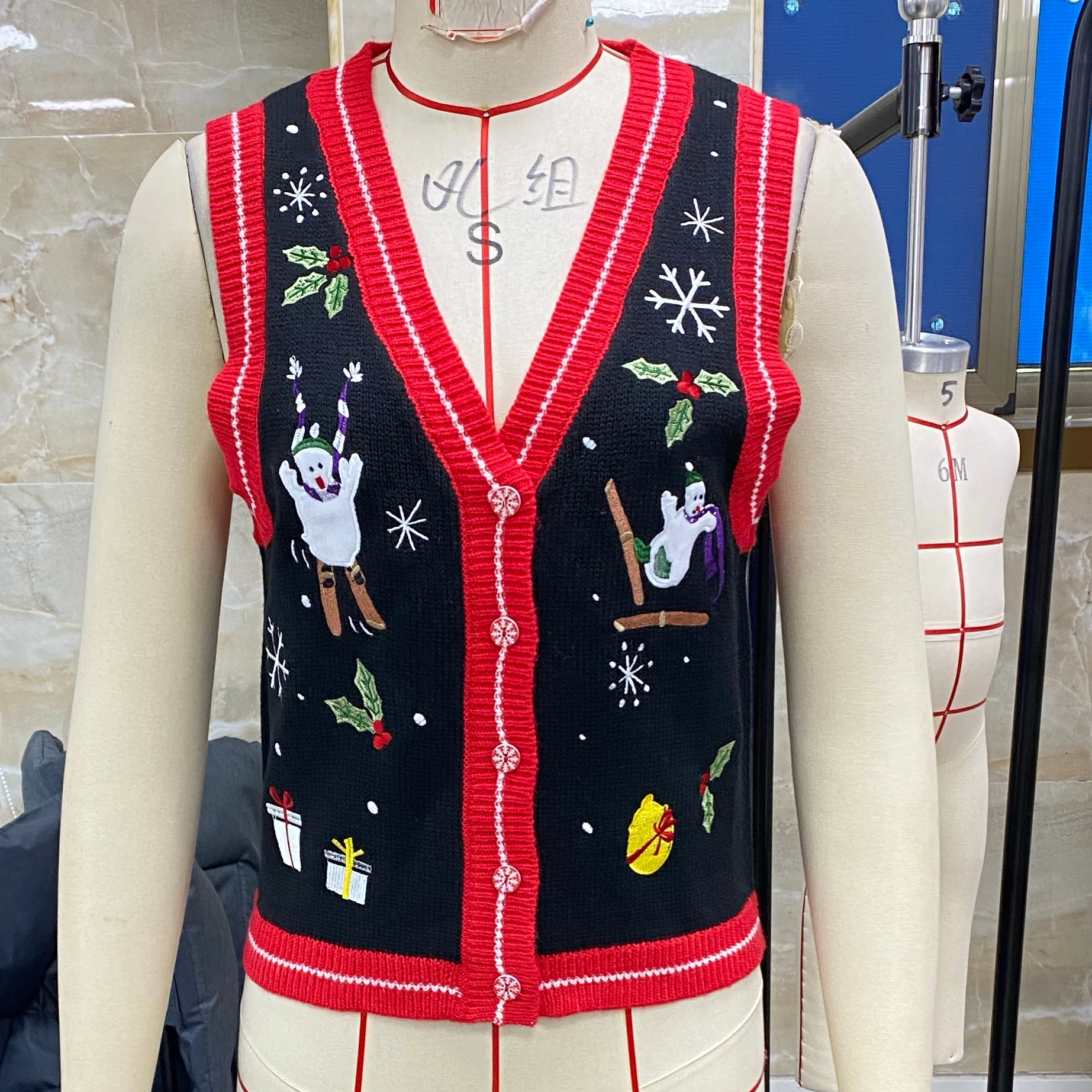 Christmas Women Embroidery Knit Vest, Elegant Sleeveless Button Vest Snowman Winter Top for Casual Daily