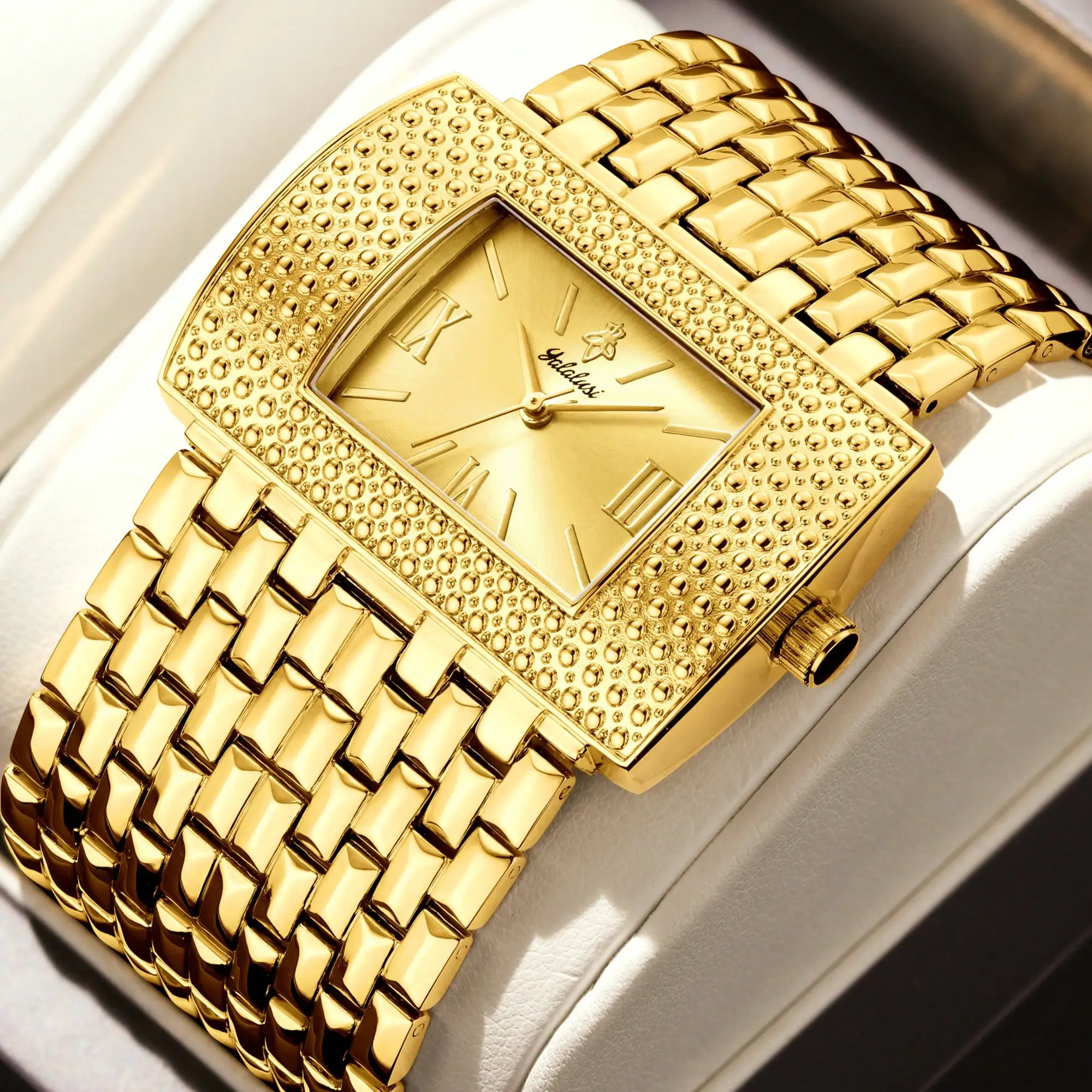 

Прямоугольные аналоговые кварцевые часы золотистого цвета с текстурированным безелем и браслетом из плетеной тесьмы.