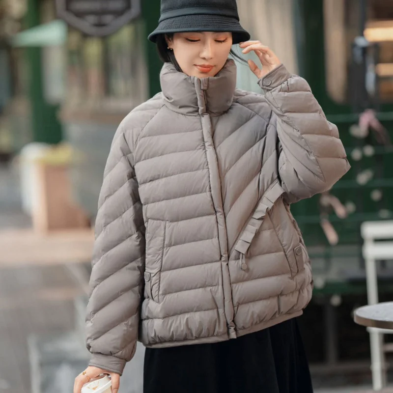 المرأة قصيرة أسفل سترة 2025 نمط الشتاء الجديد نصف الدانتيل تقليم فضفاضة تناسب تنوعا عادية الوقوف طوق معطف دافئ