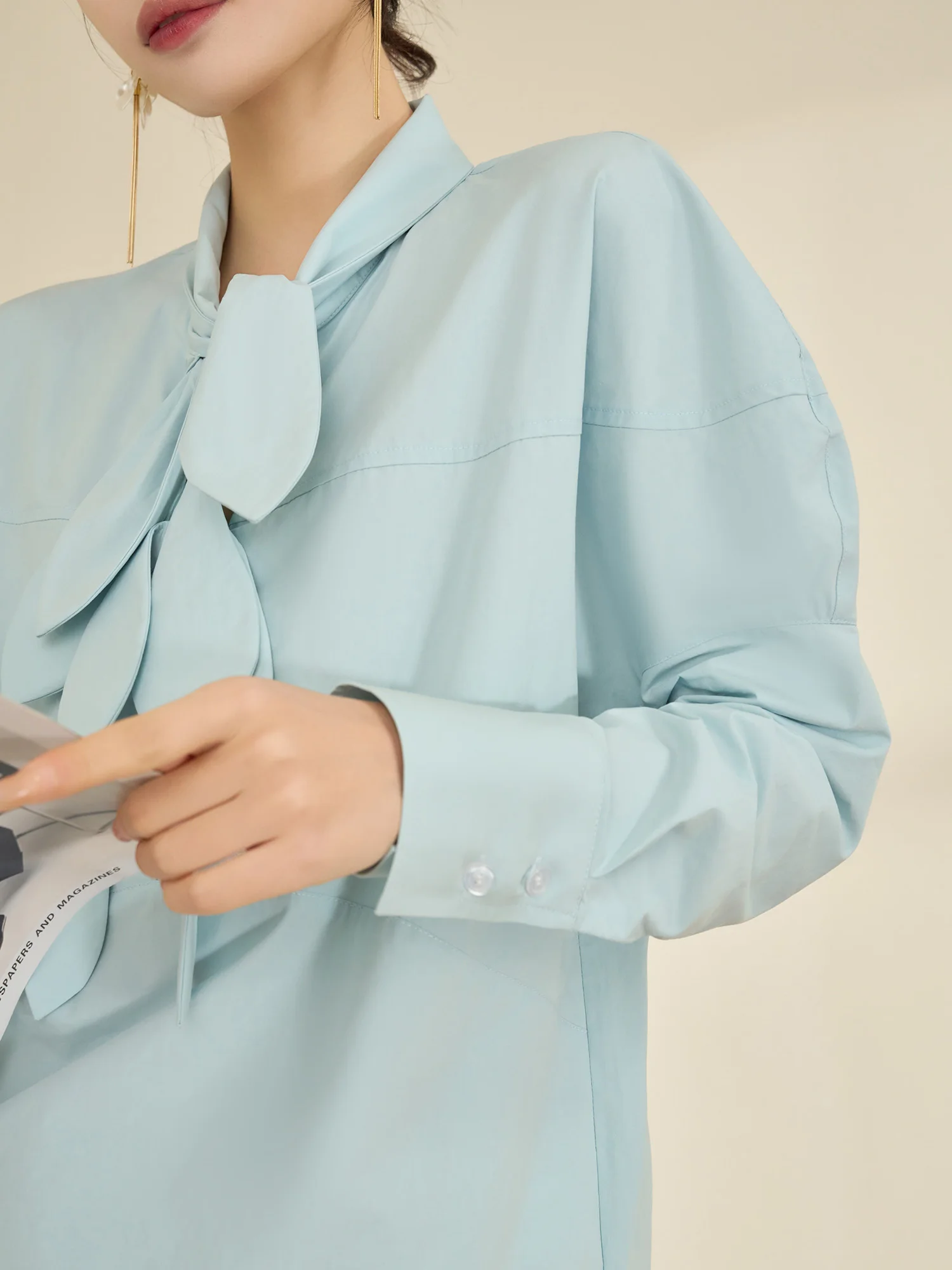 

Flowing Era Unique Beautiful Blue Loose irt with Rabbit Ear Bow Tie Design Simple Commute Sle Polyester Fiber Women's Top