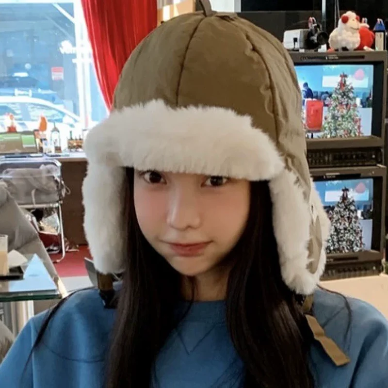 Topi Korea Musim Dingin Anti-dingin Tahan Angin Tebal Hangat Lembut Modis Sederhana Warna Merah Pelindung Telinga untuk Pelajar 2025