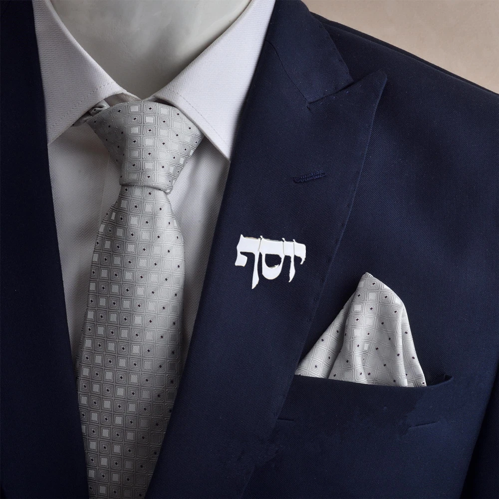 

Personalized Hebrew Name Brooch Wedding Jewelry Bridesmaid Gift Custom Jewish Nameplate Stainless Steel Lapel Pin for Women Men