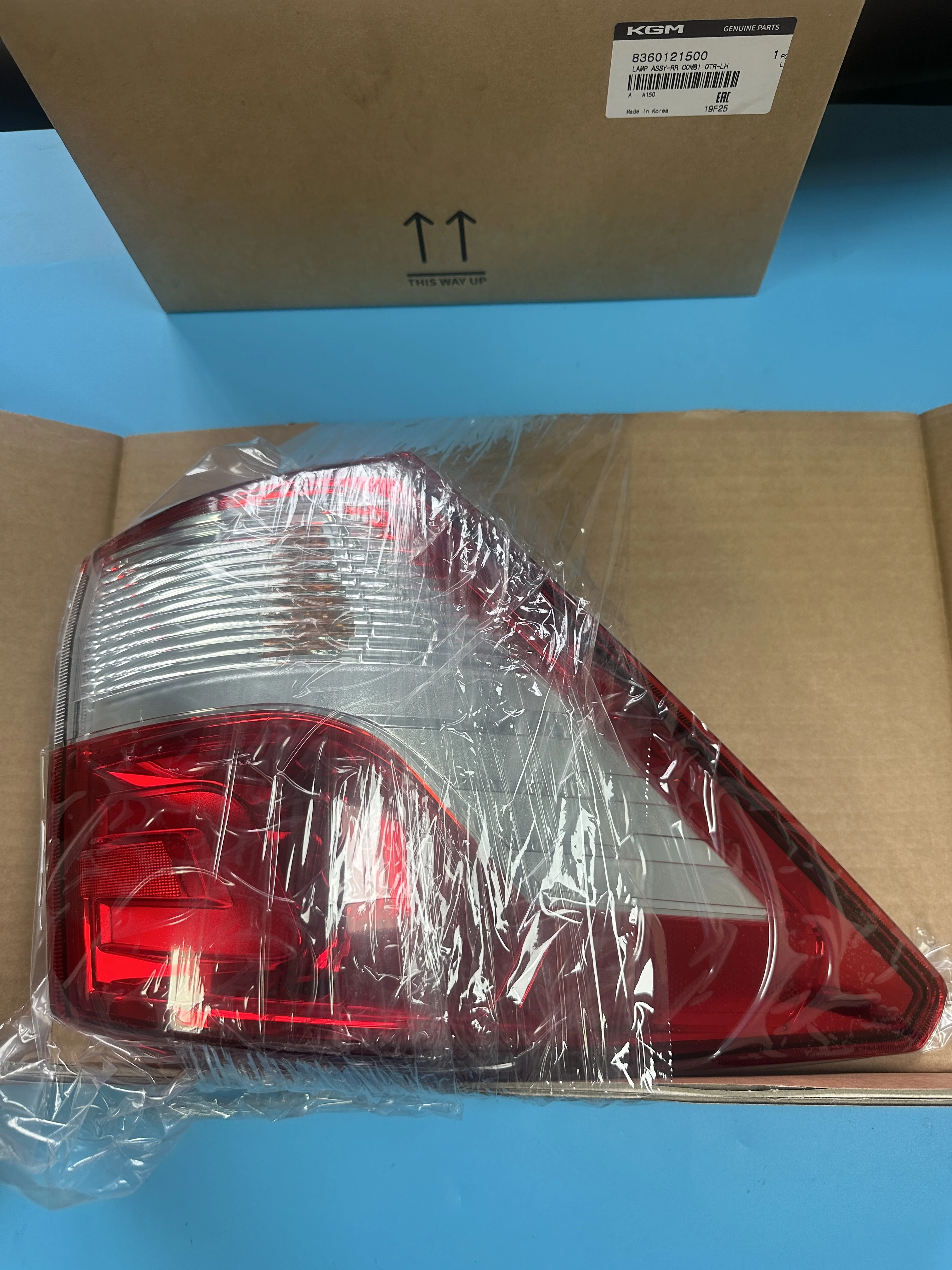 Genuine Rear QTR Combi Lamp Assy LH 8360121500 RH 8360221500 For Ssangyong Rodius/Stavic II