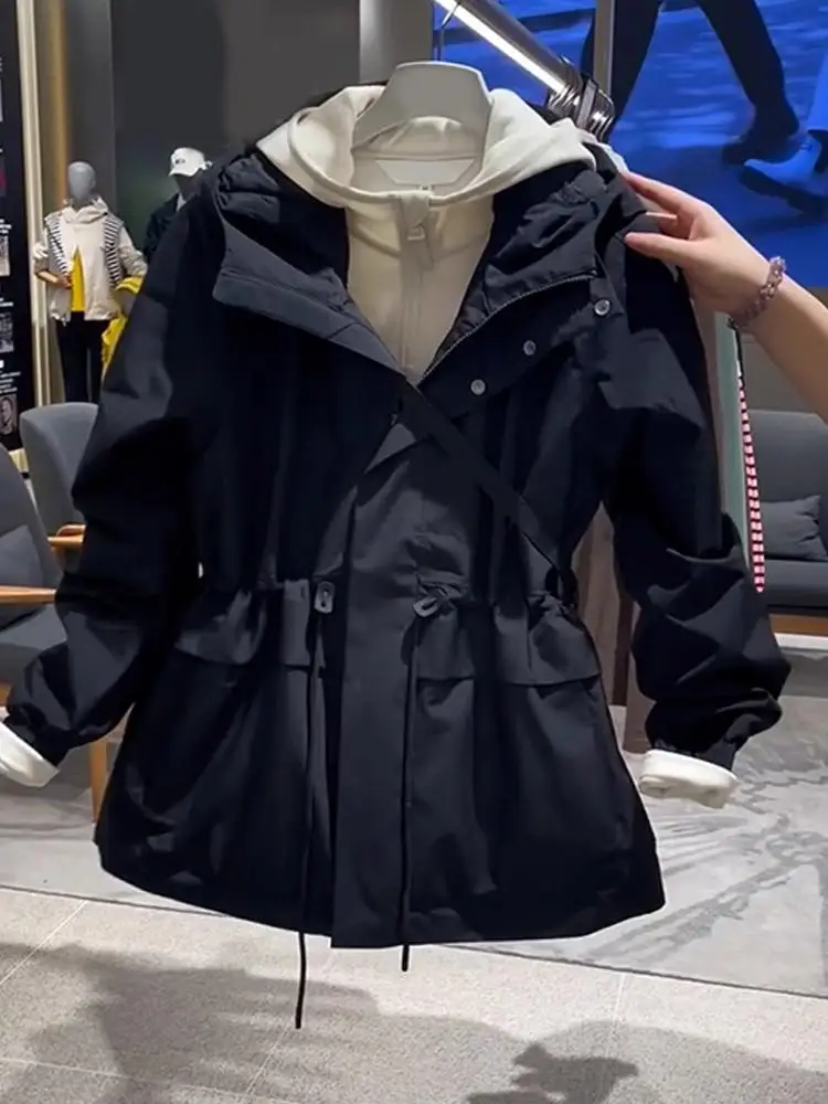 

Весенняя повседневная женская удлиненная куртка-ветровка синего цвета с поясом на талии, средней длины, с капюшоном, на молнии, из смесового хлопка