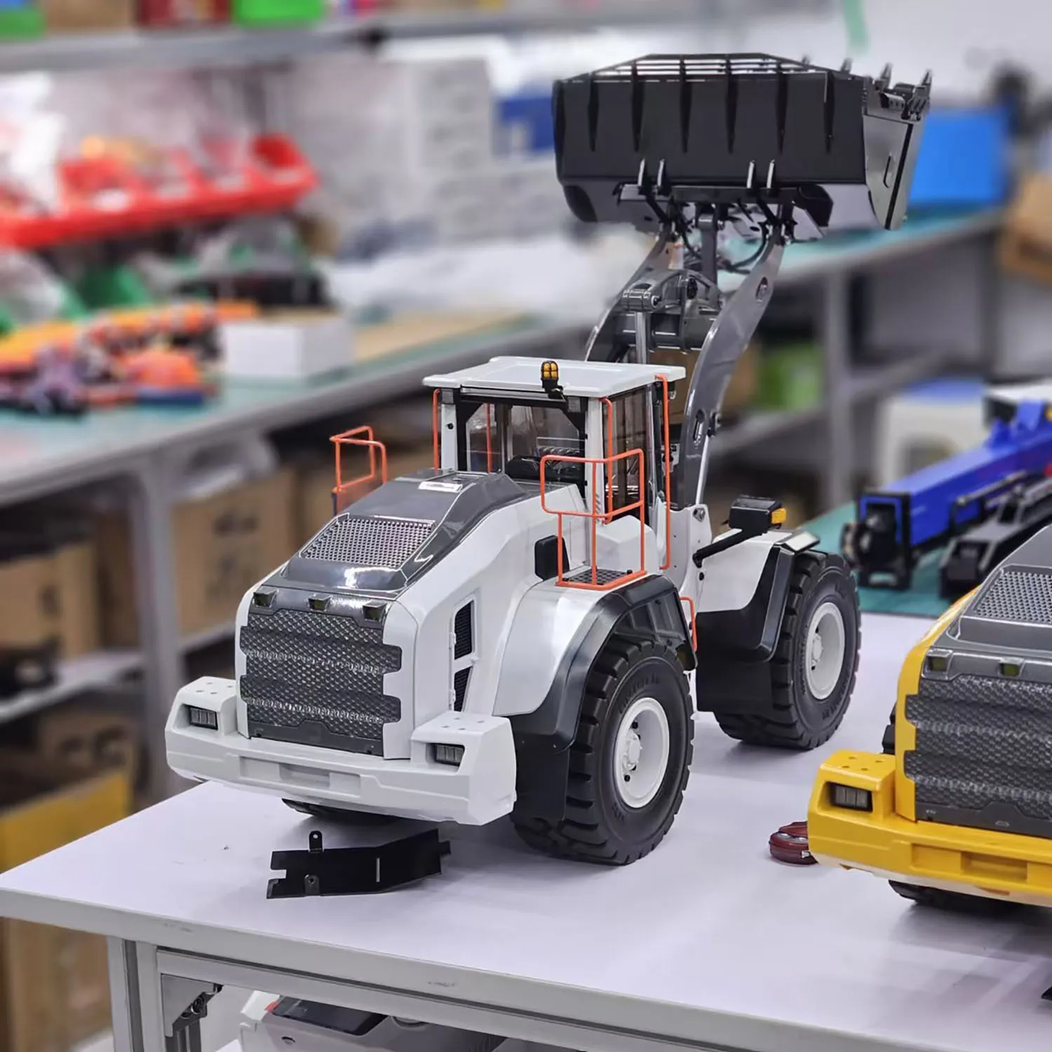 

E260L MTRC 1/14 RC Hydraulic Loader Metal Radio Controlled Construction Vehicles Flysky ST8 Radio Brushless Motor LCD Screen
