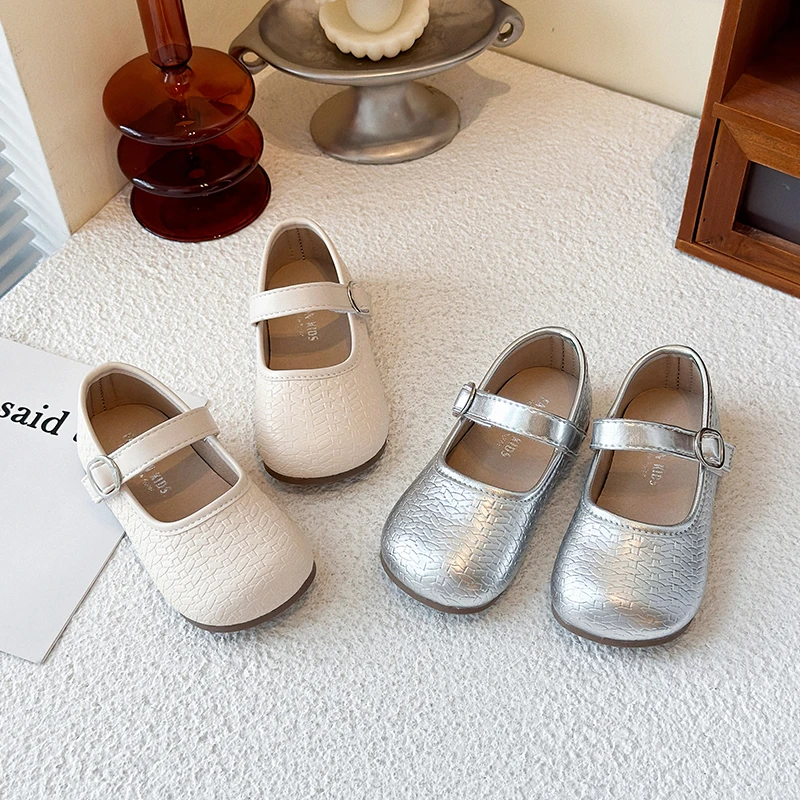 

Новинка 2023 года, простые кожаные туфли принцессы для девочек, модная балетная трендовая повседневная обувь для малышей, мягкие детские школьные туфли на плоской подошве с петлей на крючках