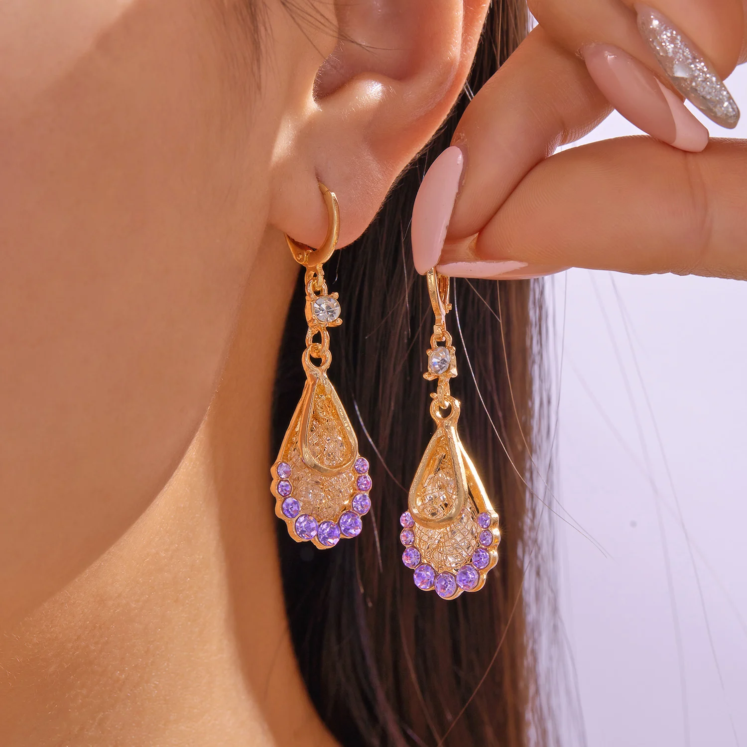 Luxuriöse Blumen-Tropfen-Ohrringe für Frauen, exquisites Zirkon-Intarsien-Blatt, vielseitiger Schmuck für den täglichen Gebrauch, lila Imitationsperlen-Ohrringe – Detail 6